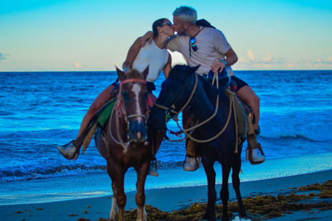 Punta Cana : Randonnée à cheval avec coucher de soleil sur la plage de Macao