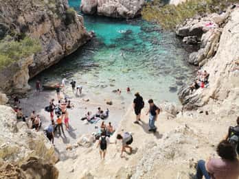 Marseille: Calanques National Park Guided Hike with Picnic