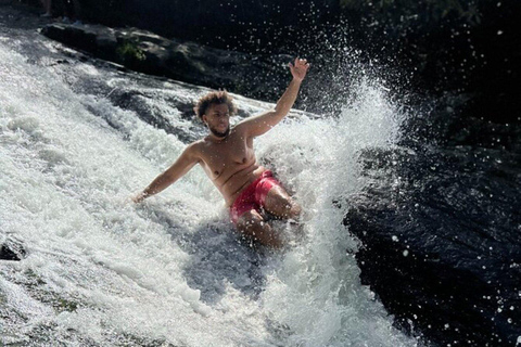 San Juan : Excursion au toboggan aquatique et aux chutes d'eau d'El Yunque avec collations