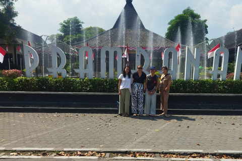 Yogyakarta : Borobudur à l'aube, quad sur le Merapi et PrambananBorobudur à l'aube (accès VIP), Merapi en quad et Prambanan