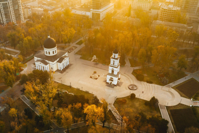 Chisinau on Foot – Walking Tour in Italian: Monuments, Curiosities, and Real Life Chisinau on Foot – Walking Tour in Italian: Monuments, Fun Facts, and Real Life