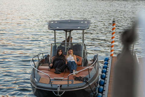 Bellagio & Varenna: Guided yacht tour to Varenna among iconic villas