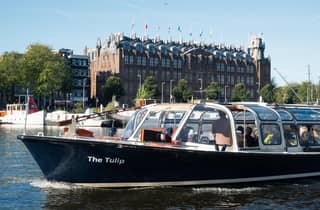 Amsterdam: Grachtenfahrt mit Burger-Menü in einem lokalen Restaurant