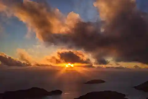 Explorateur de couchers de soleil ! Randonnée dans les montagnes des Seychelles