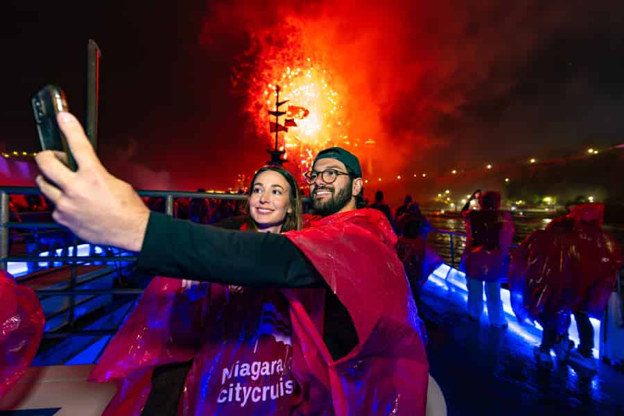 Niagarafälle: Abend-Rundgang und Bootsfahrt mit Feuerwerk. Foto: GetYourGuide Niagarafälle: Abend-Rundgang und Bootsfahrt mit Feuerwerk. Foto: GetYourGuide