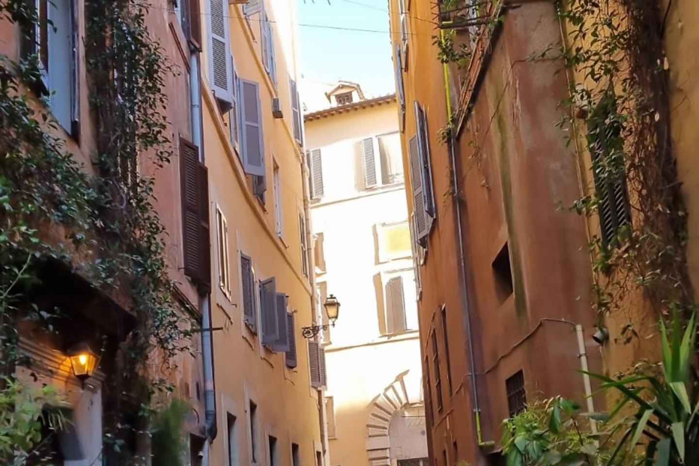 Roma en Vespa con un local