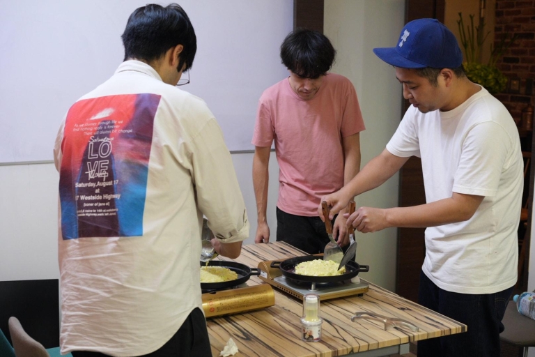 Tokio: Zajęcia Okonomiyaki i konsultacje dotyczące podróży z lokalnymi mieszkańcamiDowiedz się o japońskiej kulturze kulinarnej ｜ Lekcje gotowania Jak zrobić