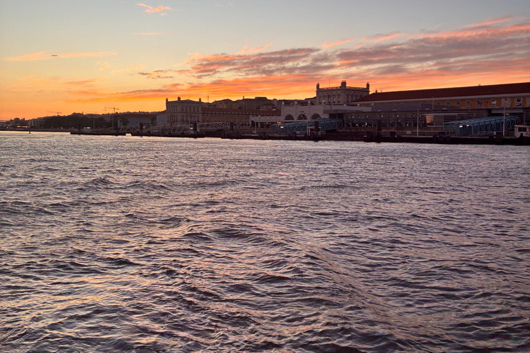 Sunset aboard a sailboat in Lisbon! Sunset aboard a sailing boat in Lisbon!