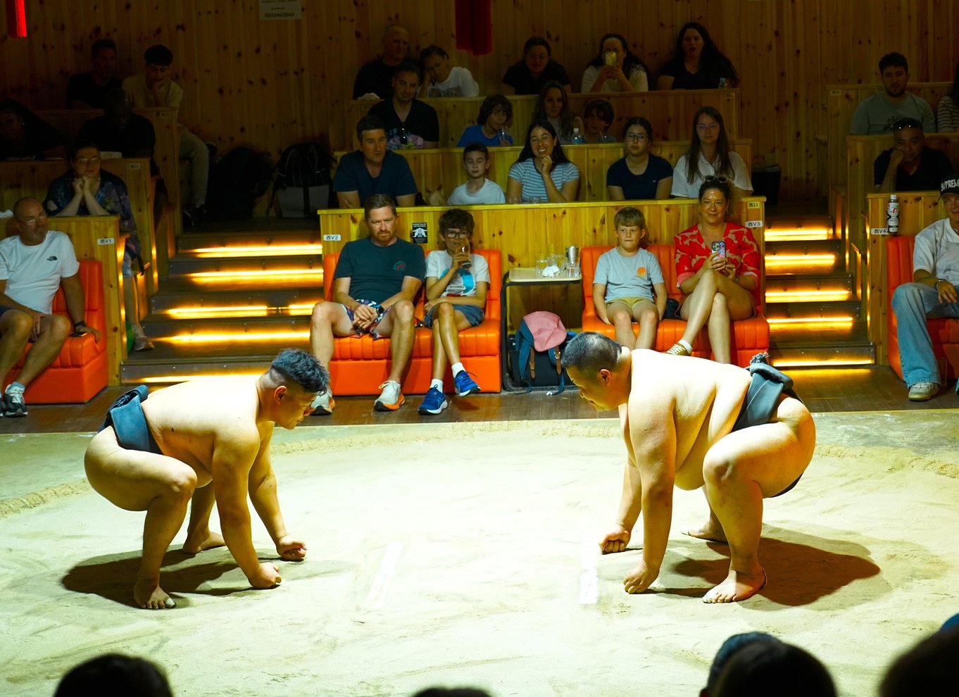 Tokyo: Sumo-underholdningsshow med kyllingegryderet og geisha