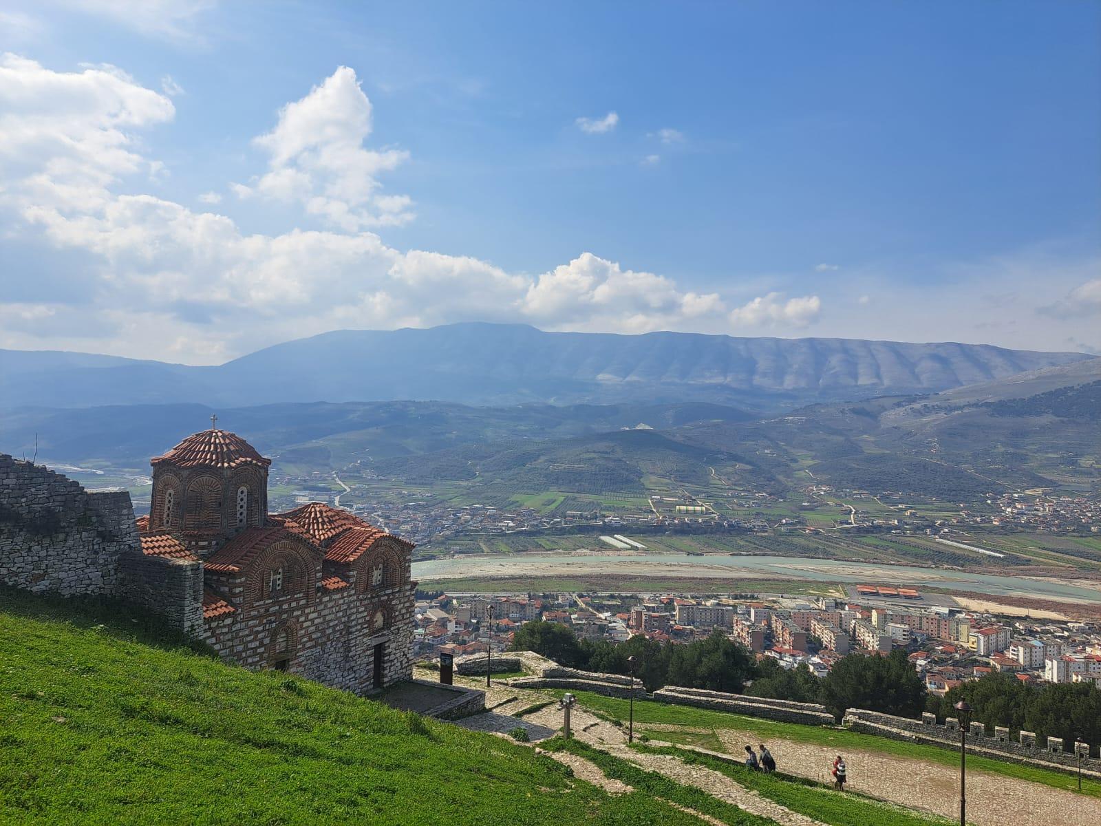 Privat ab Tirana: Berat & Belshi-See mit Museumseintritt