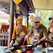 Hue City: Cyclo, Market Tour & Cooking Class at Madam Thu