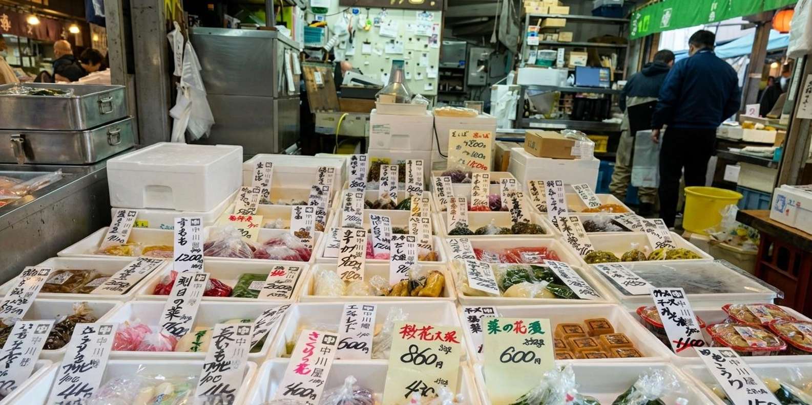 Toyosu fish market tour — tuna auction, wholesale hall and Tsukiji outer market — image 12