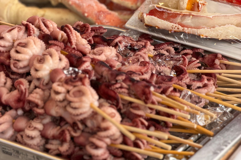 Tokyo: Tsukiji Fish Market Walking Tour with a Local Guide Tokyo: Tsukiji Fish Market Tour with Food Tastings