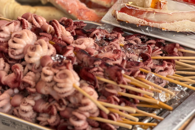 Tokyo: Tsukiji Fish Market Walking Tour with a Local Guide Tokyo: Tsukiji Fish Market Tour with Food Tastings