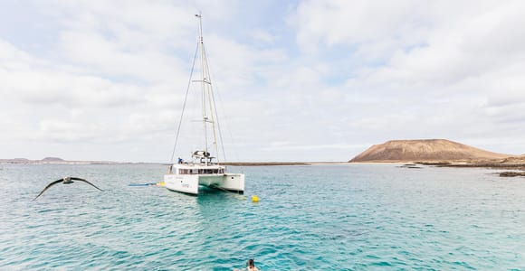 Corralejo: Lobos Island Catamaran Tour with Drinks & Snorkel