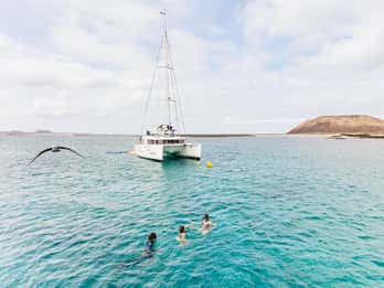 Corralejo: Lobos Island Catamaran Tour with Drinks & Snorkel
