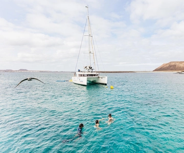 Corralejo: Lobos Island Catamaran Tour with Drinks & Snorkel