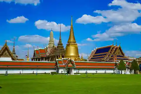 Bangkok: Grand Palace, Wat Pho, Wat Arun Sacred & Local Tour