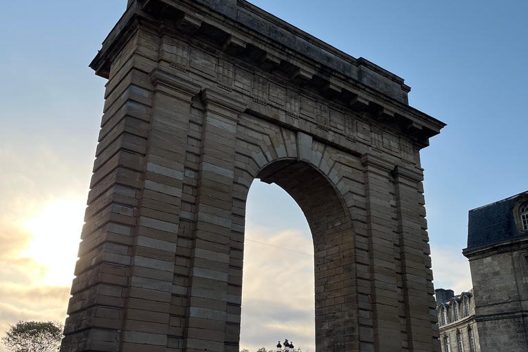 Bordeaux: Dark History Walking Tour with Local Guide El lado oscuro de Burdeos | Asesinatos, misterios y secretos