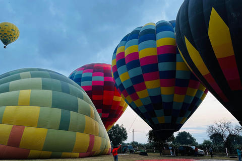 from MexicoCity:Balloon flight Over thepyramidsofTeotihuacanVuelo en globo aerostatico con traslado desde CDMX