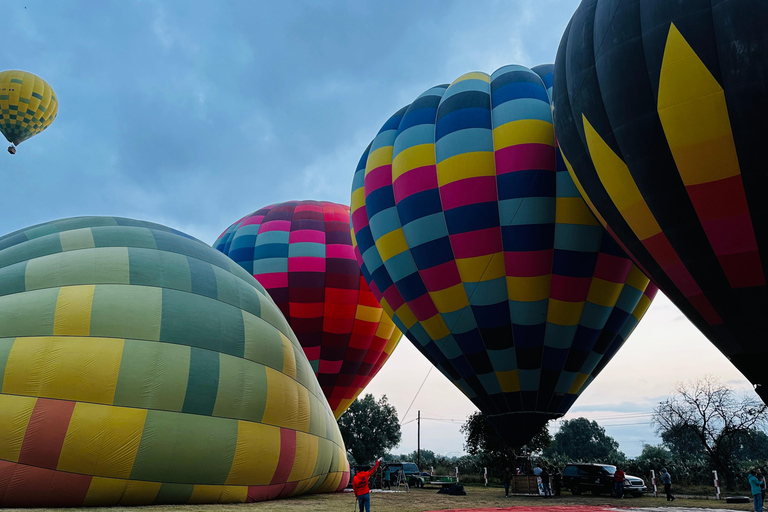 from MexicoCity:Balloon flight Over thepyramidsofTeotihuacanVuelo en globo aerostatico con traslado desde CDMX