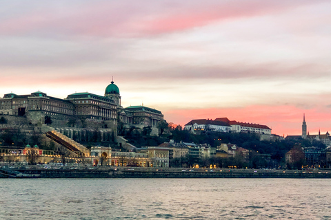 Budapest: crociera serale di un&#039;ora con bevandaBudapest: crociera fluviale serale di 1 ora con bevanda