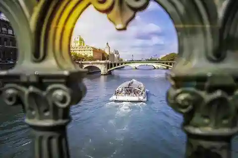 Visite de la crypte de Notre-Dame avec un archéologue + croisière fluviale