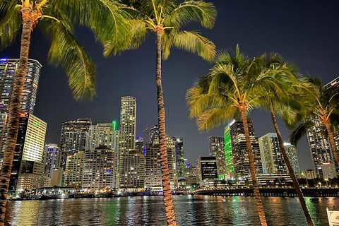 Miami: Party Yacht Cruise with Open Bar and DJ