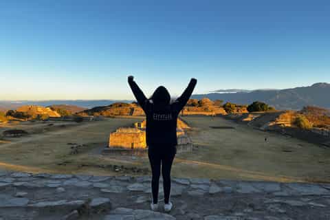 Oaxaca : excursion d'une journée à Monte Albán, barro negro, alebrijes et mezcal