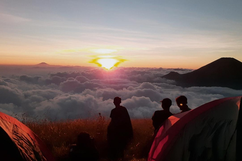 Monte Sumbing: un'epica avventura di trekking e campeggioSumbing: escursione di 1 giorno con NepalVanJAVA / pernottamento con Garung