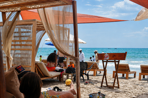Playa Linda: Nakawa Beach Club with boat, lunch, sunbed, and cocktail Plan with Lunch and Welcome Cocktail