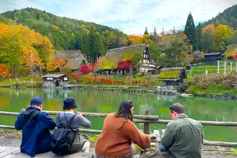 Takayama: Visita guiada à aldeia popular de Hida com excursão de autocarro