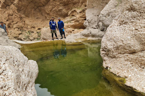 Muscat: Fins View, Wadi Jahal & Bimmah Tour