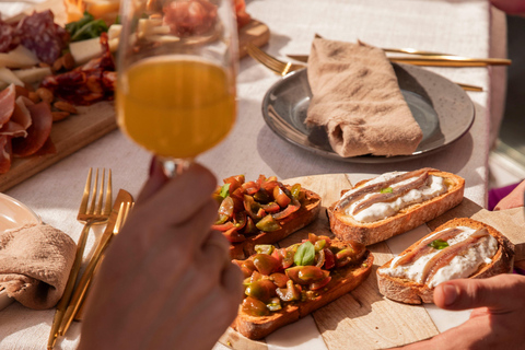 Prywatna degustacja wina z widokiem na Sagrada Familia i posiłkiem tapas