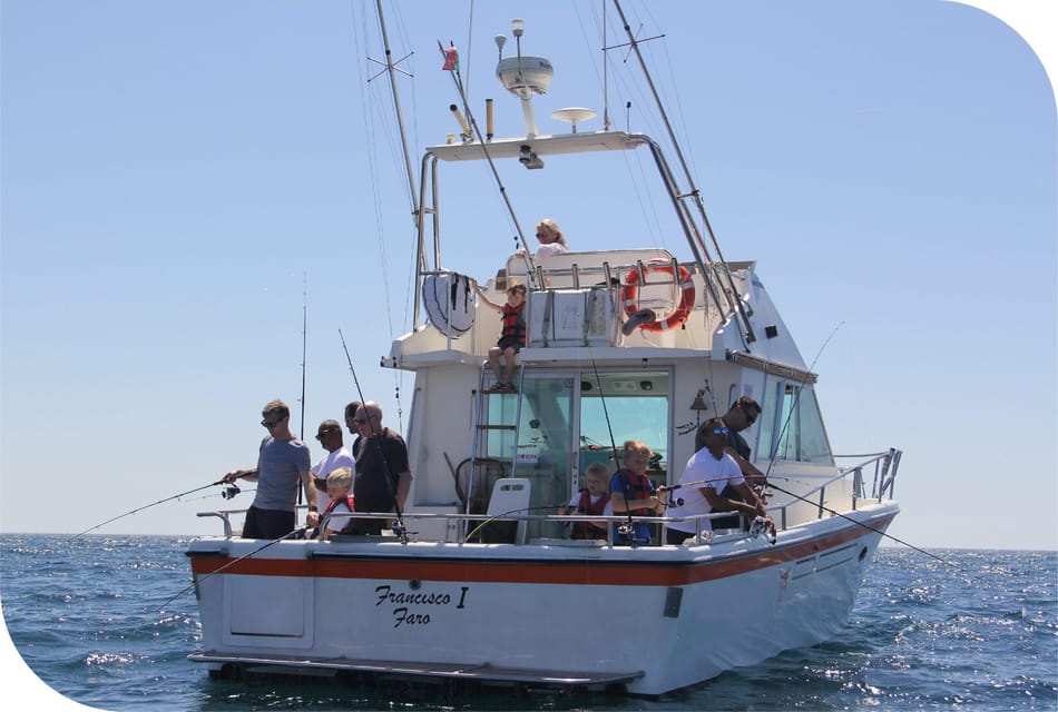 Angler mit Ruten am Heck eines weißen Fischerboots