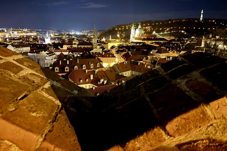 Prague: VIP Prague Castle Night Walk with Panoramic Views VIP Prague Castle Night Walk with Panoramic Views (German)