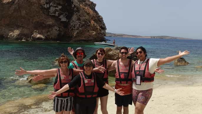 Gozo: 1 ora di kayak + tour delle grotte + rientro dalla Laguna Blu