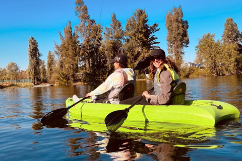 Xochimilco: Paseo en kayak y observación de ajolote