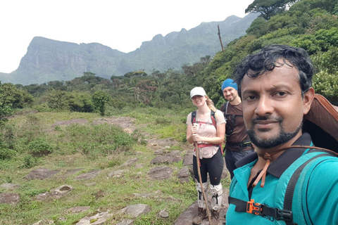 纳克尔斯峰探险和希洛亚村露营 2 日游