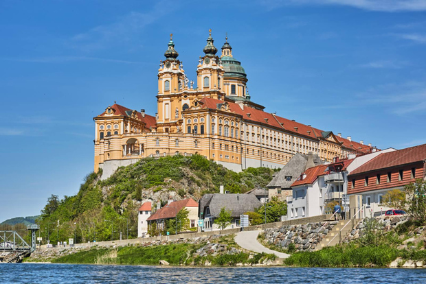 Private Tour: Wachauer Tal, Mauthausen, Hallstatt & Salzburg