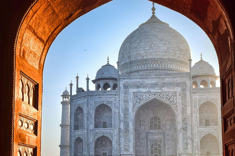 Vanuit Delhi: Agra dagvullende tour met gids met maaltijd &amp; entreeAuto met airconditioning, chauffeur, gids, maaltijd en tickets voor monumenten