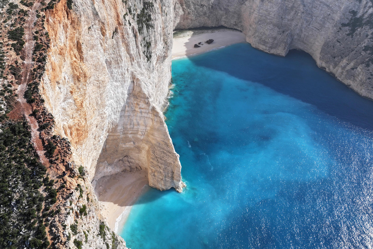 Zakynthos: Shipwreck and Blue Caves Private Boat Tour