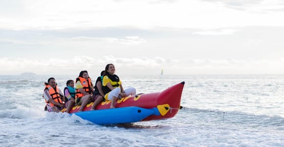 Pattaya: Local style Banana Boat ride at Na Jom Tien Beach