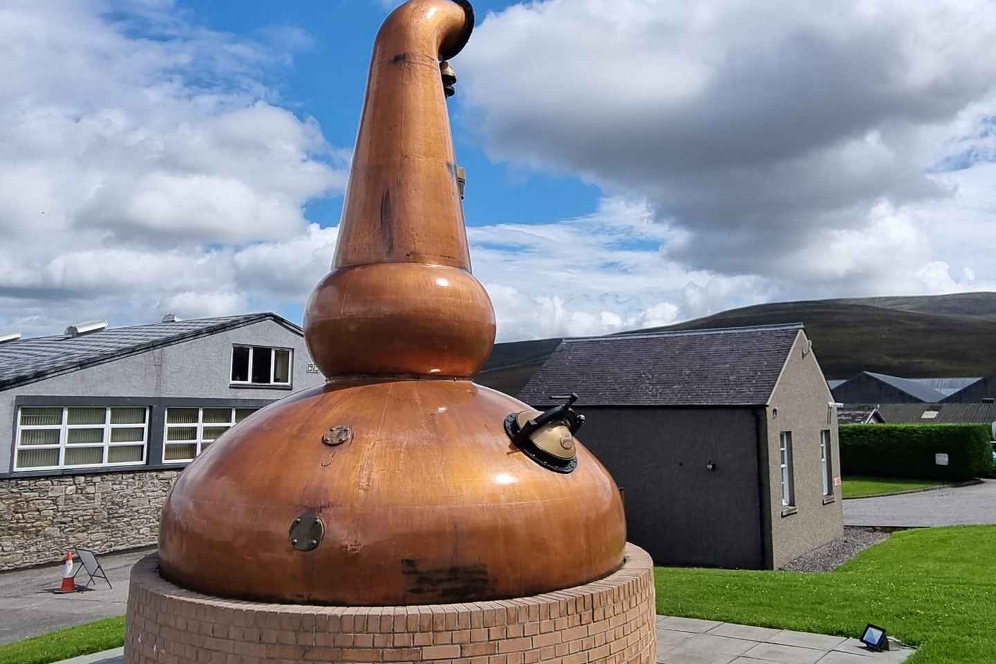 因弗戈登岸上游：城堡美景与威士忌