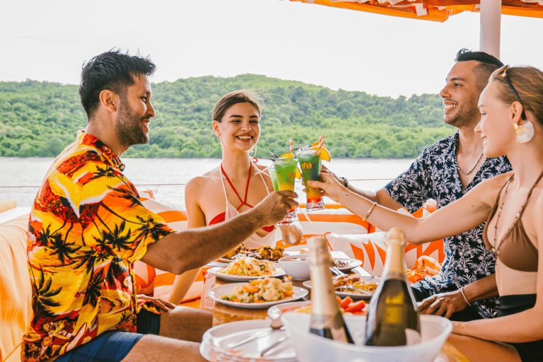 Pattaya: Festa do Pôr do Sol em Iate nas 3 Ilhas com DJ ao Vivo e BuffetPattaya: Festa ao pôr do sol em iate pelas 3 ilhas com DJ ao vivo e buffet