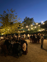 Verona, wijnproeverij op de binnenplaats van de wijnmakerij - Housity