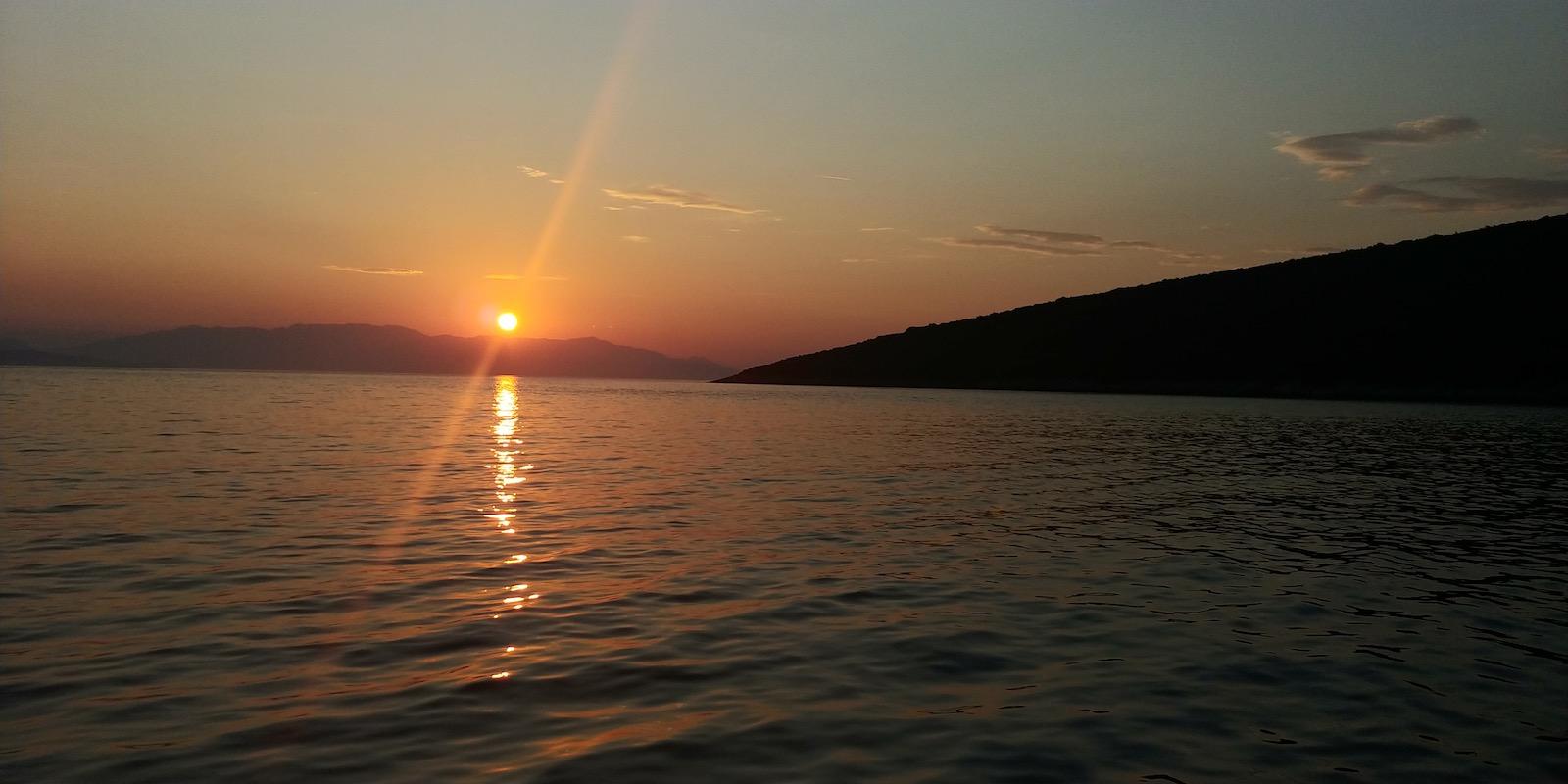 Makarska: Schnellboot-Tour bei Sonnenuntergang zur verborgenen Bucht auf Brač