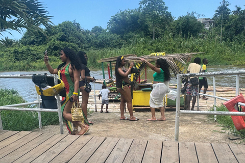 Montego Bay: Bamboo Rafting with Limestone Foot Massage