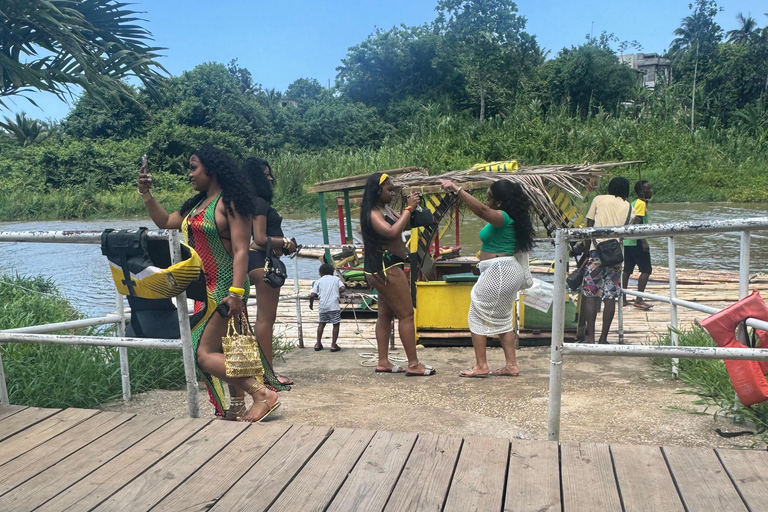 Montego Bay: Bamboo Rafting with Limestone Foot Massage