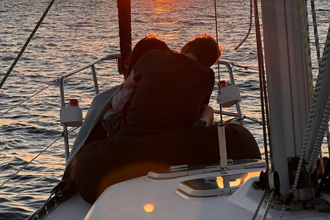 لشبونة: رحلة بحرية رومانسية عند غروب الشمس مع النبيذ والتاباس البرتغالي